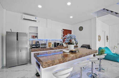 Sunset Road Villa | Large Luxury Modern Mansion Sleeps up to 50