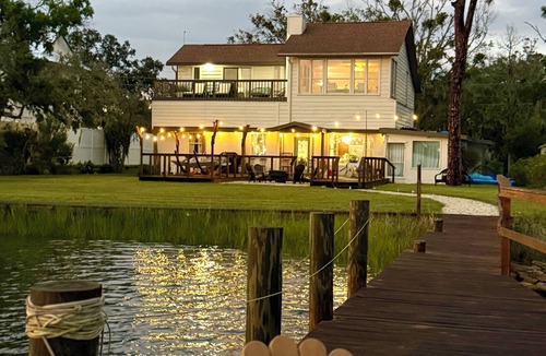 Brown Island House | 🌅LARGE Luxury Riverfront Dock Retreat🎣Peaceful Sunsets & Dolphins🐬SAVE LONG STAY
