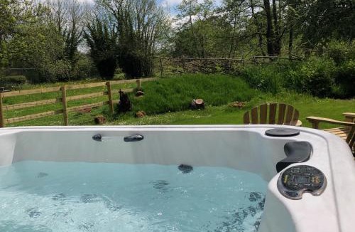 Belluton Ski Chalet | Large Luxury Shepherds Hut with Hot Tub nr Bath