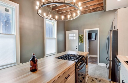 Fifth Ward Cottage | Large Milwaukee Home 4BR Fast Wifi