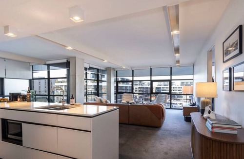 Kingston Apartment | Large Modern 2 Bdrm Apt, Water Views, 2x Car Spots