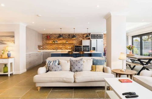 Myddle House | Large & Modern 4 Bed Family Home