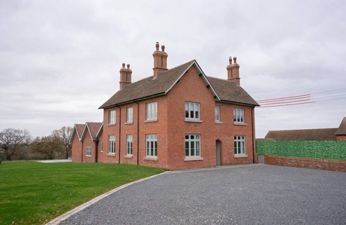 Cleedownton House | Large, modern countryside retreat with hot tub - Sleeps 24 - Nr Birmingham