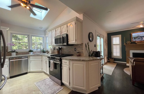 Springfield House | Large Modern Home w/2 Car Garage & Fenced Yard. Pet Friendly. 20 min to DC.