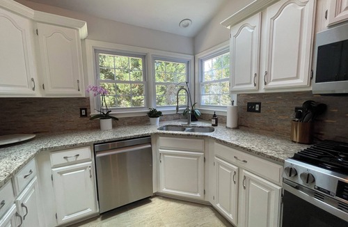 Springfield House | Large Modern Home w/2 Car Garage & Fenced Yard. Pet Friendly. 20 min to DC.