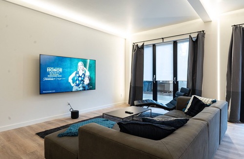 Redmond Apartment | Large Modern Loft in Central Location