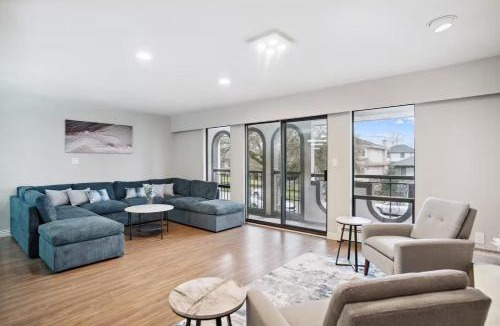 Killarney House | Large Multi-Family Retreat with 2 Car Garage