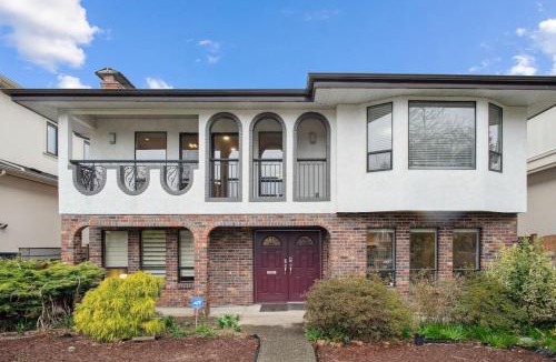 Killarney House | Large Multi-Family Retreat with 2 Car Garage