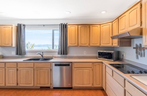 Campbell River House | Large Oceanfront House with Hot Tub!