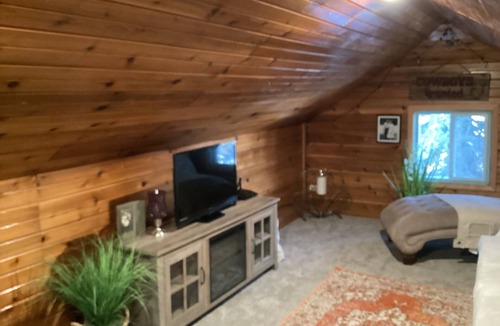 Priest River House | Large patio with patio furniture and an outdoor hot tub.