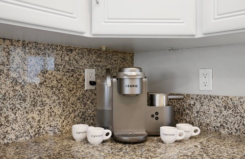 Peninsula House | Large Peaceful Beach Condo, Close to Belmont Shore, 3 Bed/3.5 bath, AC, Parking, Beach Gear