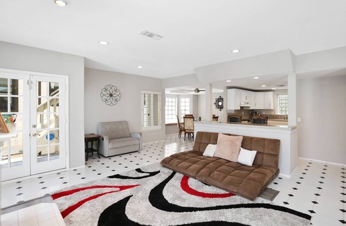 Peninsula House | Large Peaceful Beach Condo, Close to Belmont Shore, 3 Bed/3.5 bath, AC, Parking, Beach Gear
