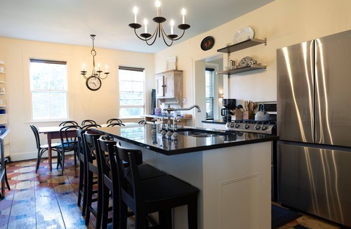 Hudson House | Large pool 4-bedroom farmhouse in Hudson with Mountain View’s pet friendly