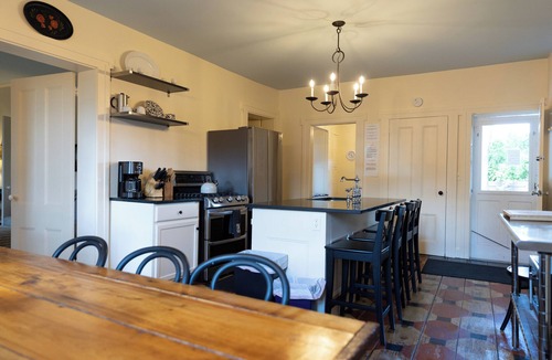 Hudson House | Large pool 4-bedroom farmhouse in Hudson with Mountain View’s pet friendly