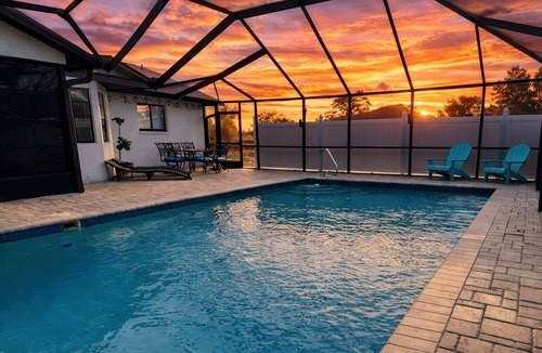 Spring Hill House | Large Pool Clean & Comfortable Fast WIFI KING Beds!