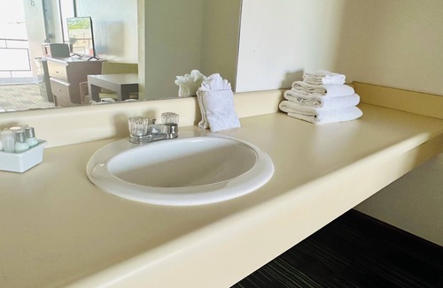 Sandusky Hotel | Large Pool Open Late! Hotel Room by Cedar Point