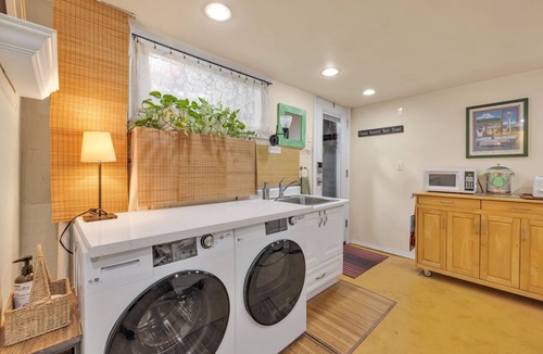 Seattle Apartment | Large private 1 bedroom apartment in prime Seattle neighborhood near UW