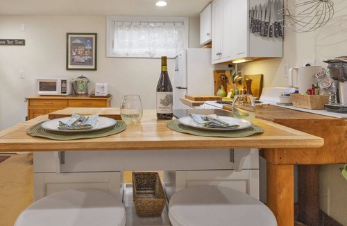 Seattle Apartment | Large private 1 bedroom apartment in prime Seattle neighborhood near UW