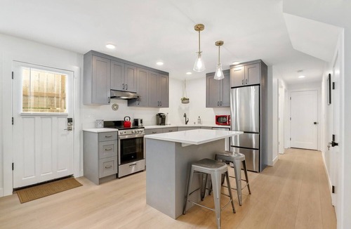 Bryant House | Large Private Apartment. One block to Burke Gilman & Bus. .5M to Children's