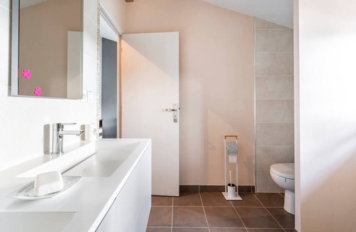 Labarthe-sur-Leze House | Large private room with bathroom and WC