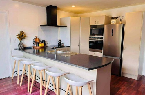 Alexandra House | Large Private Holiday Home - Alexandra Central - Close to River