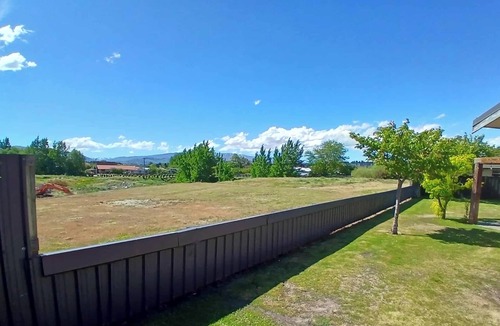 Alexandra House | Large Private Holiday Home - Alexandra Central - Close to River