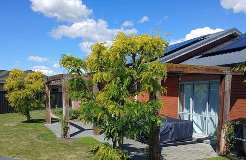 Alexandra House | Large Private Holiday Home - Alexandra Central - Close to River