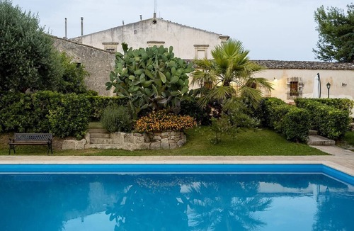 Chiaramonte Gulfi Villa | Large private villa with swimming pool in Sicily