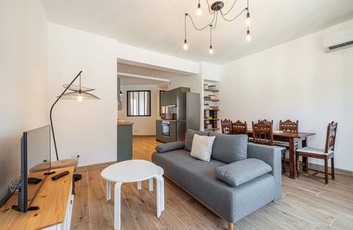 Liberation Apartment | Large & Quiet 1 Bdr Downtown