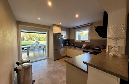 Saint-Jean-de-Vedas Villa | Large, quiet holiday home with garden, swimming pool and beach a stone's throw away
