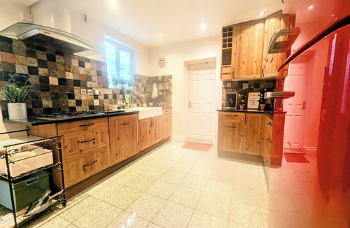 Highbury West Apartment | Large quiet garden apartment superking bed in great location 10 minutes to city