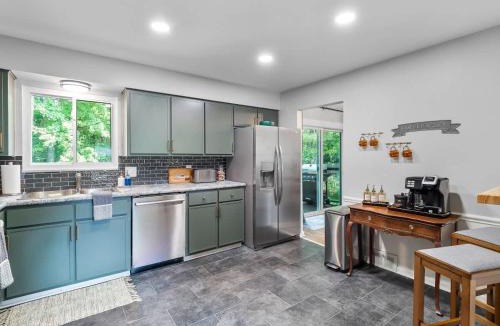 Northwest Akron House | Large Remodeled 4 Bed 3 Bath Secluded With Hot Tub