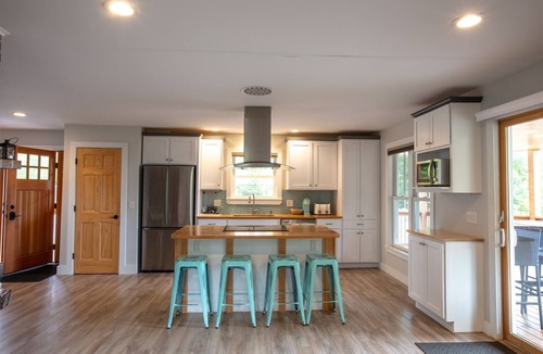 North Sebago House | LARGE RESORT WITH 12 PROPERTIES. NATURAL POND FOR SWIMMING. CAFE ON SITE.