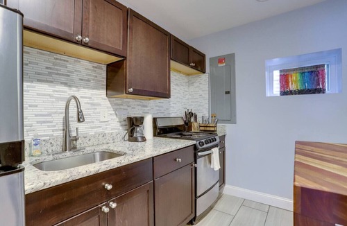 Northeast House | Large RFK townhome sleeps 14 with parking pad