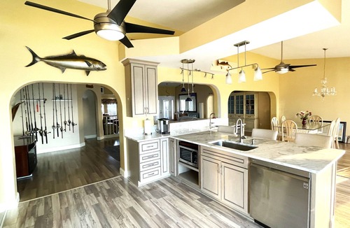 Caloosahatchee House | Large River Front House with Swimming Pool and Outdoor Kitchen in Cape Coral