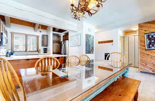 Mammoth Lakes Condo | Large Rustic & Bright Home. Pool & Tennis Court On-site, Near Restaurants