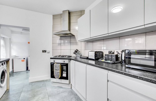 Heston Central House | Large Semi-detached 4BD 3Bath Long Stay Discount, Wifi, Driveway Parking, Garage