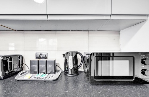 Heston Central House | Large Semi-detached 4BD 3Bath Long Stay Discount, Wifi, Driveway Parking, Garage
