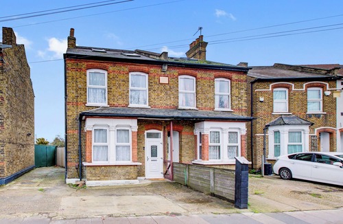 Heston Central House | Large Semi-detached 4BD 3Bath Long Stay Discount, Wifi, Driveway Parking, Garage