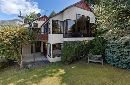 Queenstown House | Large Separate Dwelling With Panoramic Lake View 5min Walk to Queenstown Centre