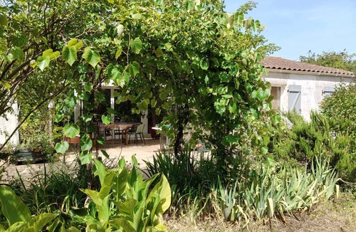 Saint-Pierre-d'Amilly Villa | Large single-storey 5-bedroom house near Marais Poitevin