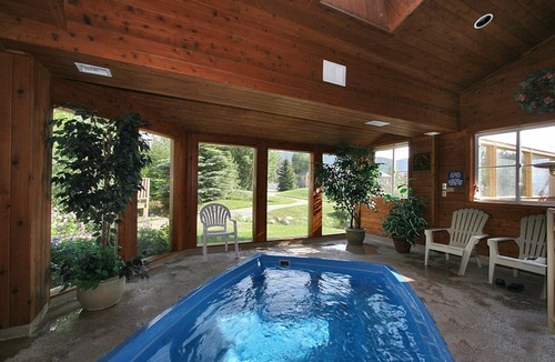 Summit Cove Condo | Large Ski Condo Sleeps 8. Free WiFi. Fireplace. Hot Tub. Pool. Minutes to Slopes