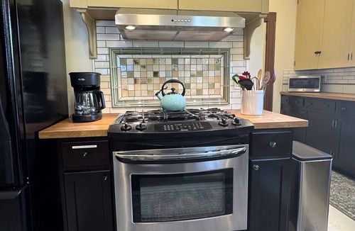 Walla Walla House | Large & spacious: 12 guests & walkable to Main St!