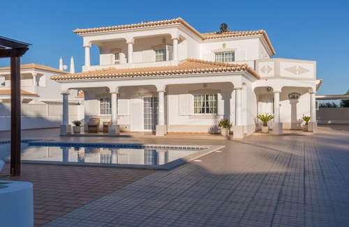 Albufeira Villa | Large Spacious 4 Bed Villa With Private Pools, Air Conditioning And Sea Views