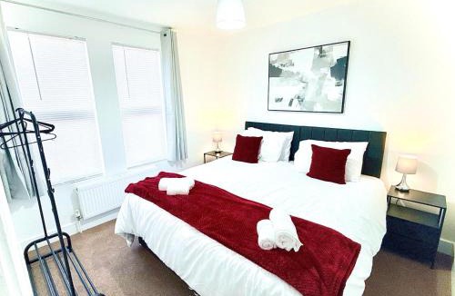 Bedford House | Large spacious 5-Bed house perfect for Contractors and Families, fast Wi-Fi, Sky Sports, Sky Cinema & Netflix included, Ninja Air fryer in kitchen and free parking