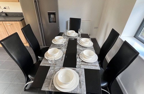 Milton Keynes House | Large, spacious and cosy 5 bedroom house sleeps up to 9 guests.