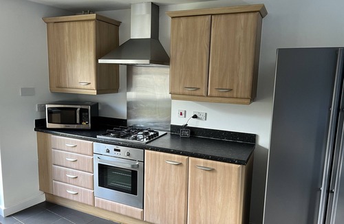 Milton Keynes House | Large, spacious and cosy 5 bedroom house sleeps up to 9 guests.