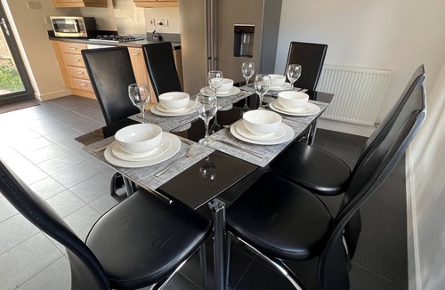 Milton Keynes House | Large, spacious and cosy 5 bedroom house sleeps up to 9 guests.