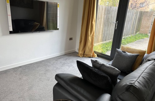 Milton Keynes House | Large, spacious and cosy 5 bedroom house sleeps up to 9 guests.