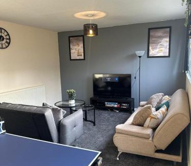 Little Hay Apartment | Large spacious and spotless house snooker and table tennis NEC,JLR,Airport Sleeps 8